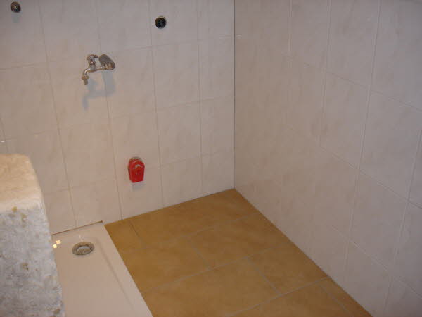 Bild 12-9 Badezimmer verfugt Farbe passend zur Fliese