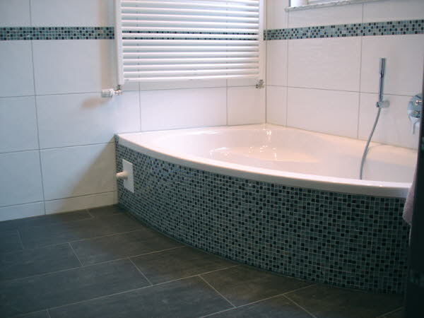 Bild 8-1 Draufsicht Badewanne mit Mosaikplatten verkleidet